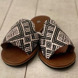 Handmade Straw Slide Sandals Open Toe Mule Black and Natural Woven. Size 37.